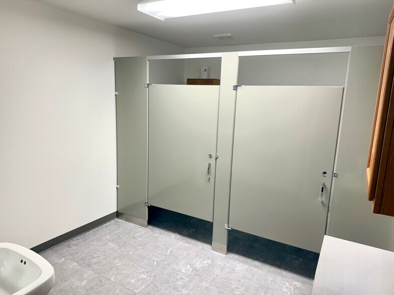 More Photos Of 808-810 Progress Dr, Farmington Office For Sale