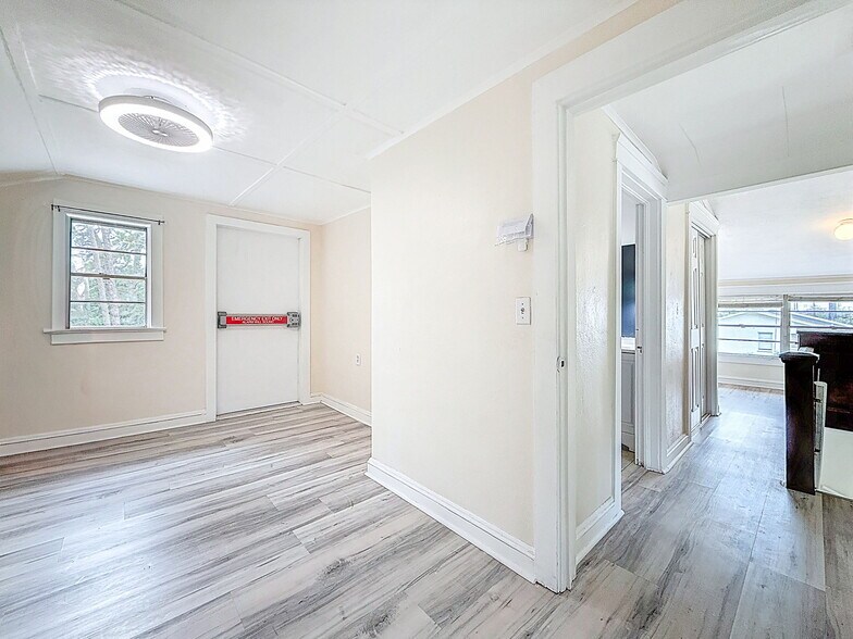 More Photos Of 301 N US Highway 41, Ruskin Office Residential For Lease