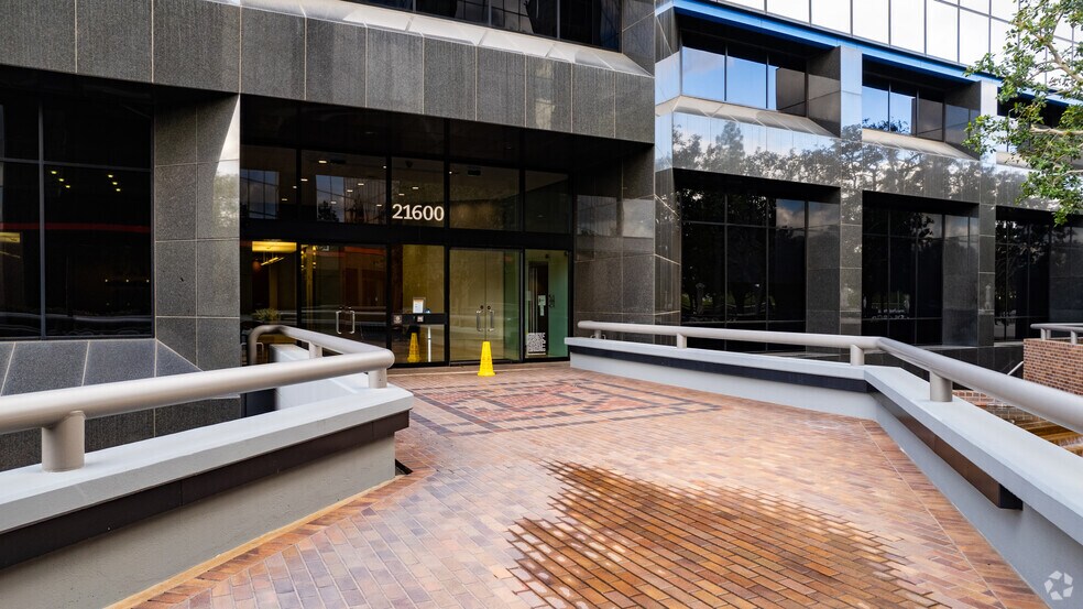 More Photos Of 21600 Oxnard St, Woodland Hills Office For Lease