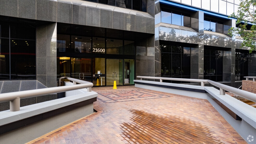 More Photos Of 21600 Oxnard St, Woodland Hills Office For Lease