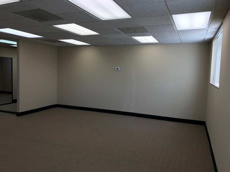 More Photos Of 2820 W Maple Rd, Troy Office For Lease