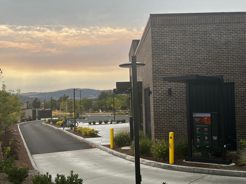 More Photos Of 380 Lone Pine Blvd, The Dalles General Retail For Lease