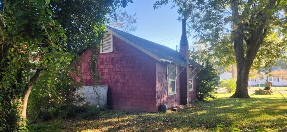 More Photos Of 303 W Trade St, Dallas Office For Sale
