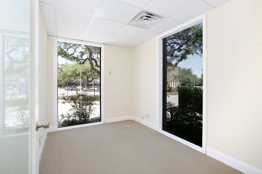 More Photos Of 4139 Gardendale St, San Antonio Office For Sale