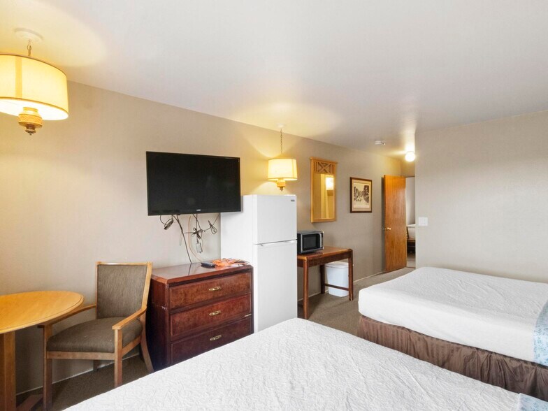 More Photos Of 1806 E Cedar Ave, Rawlins Hotel For Sale