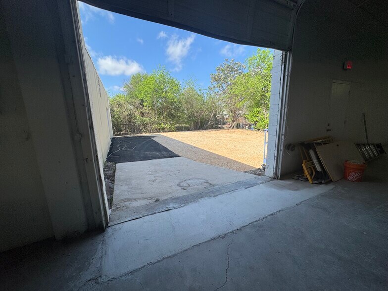 More Photos Of 130 E Zavalla, San Antonio Warehouse For Lease