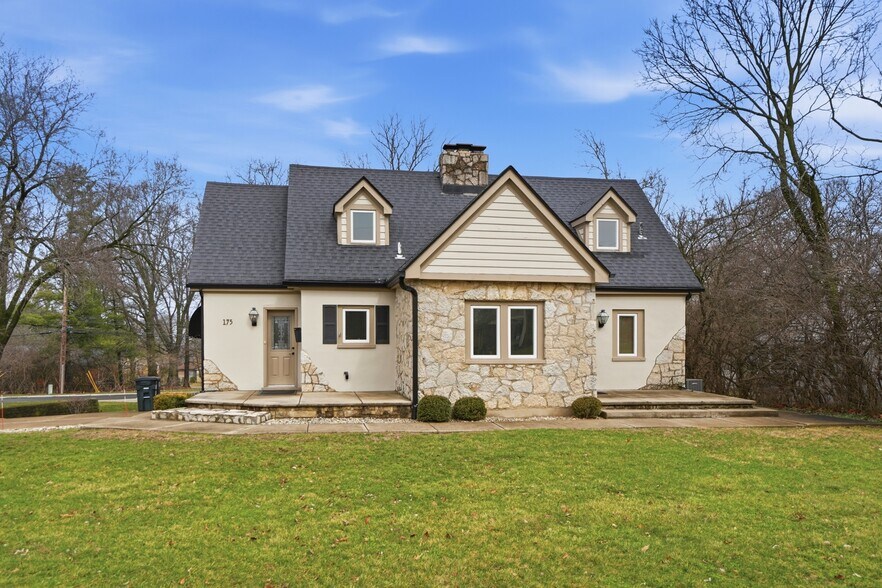 More Photos Of 175 W Franklin St, Centerville Storefront Retail Office For Sale