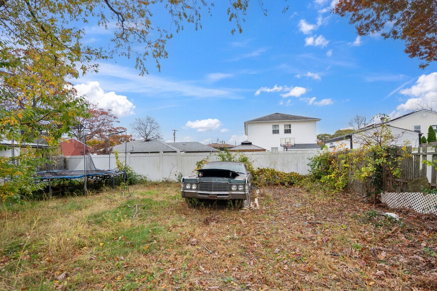 More Photos Of 30 Catlin Ave, Roosevelt Flex For Sale