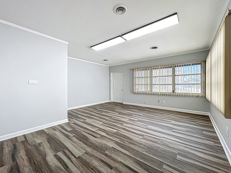 More Photos Of 1976 W Fairbanks Ave, Winter Park General Retail For Sale