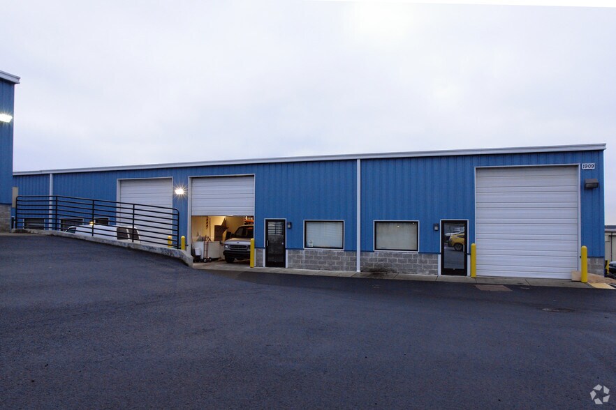 More Photos Of 1915 E 5th St, Vancouver Unknown For Lease