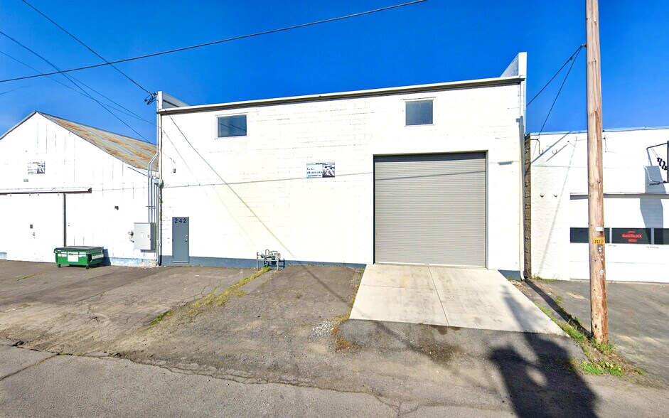 More Photos Of 242/284/292 Market St, Klamath Falls Manufacturing For Sale