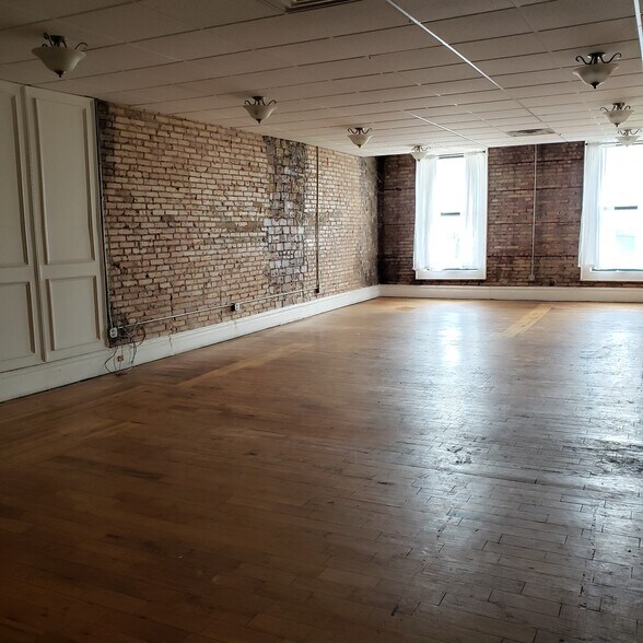 More Photos Of 323-325 James St, Syracuse Loft Creative Space For Lease