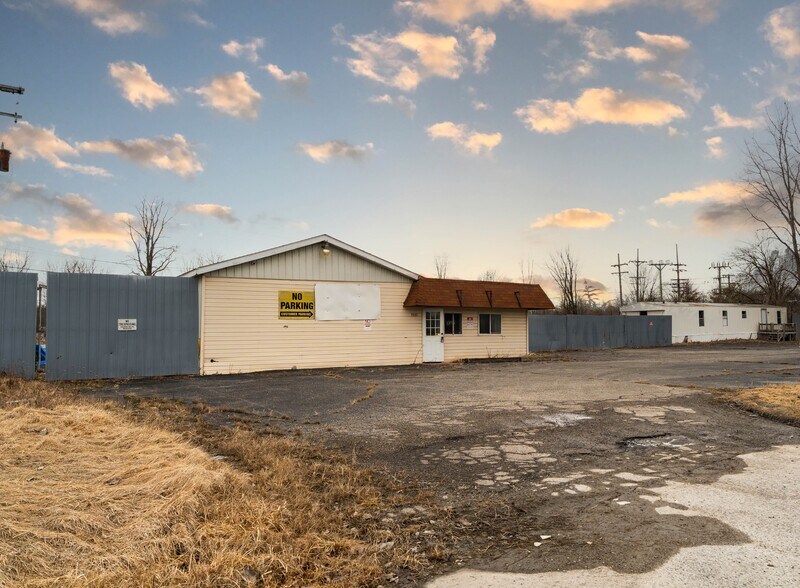 Primary Photo Of 7030 Gratiot Ave, Saint Clair Service For Sale