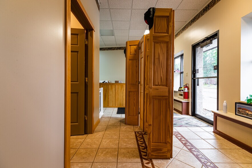 More Photos Of 1613 Chase St, La Crosse Showroom For Lease