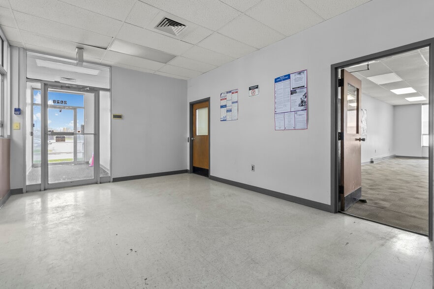 More Photos Of 2828 Tobey Dr, Indianapolis Distribution For Sale