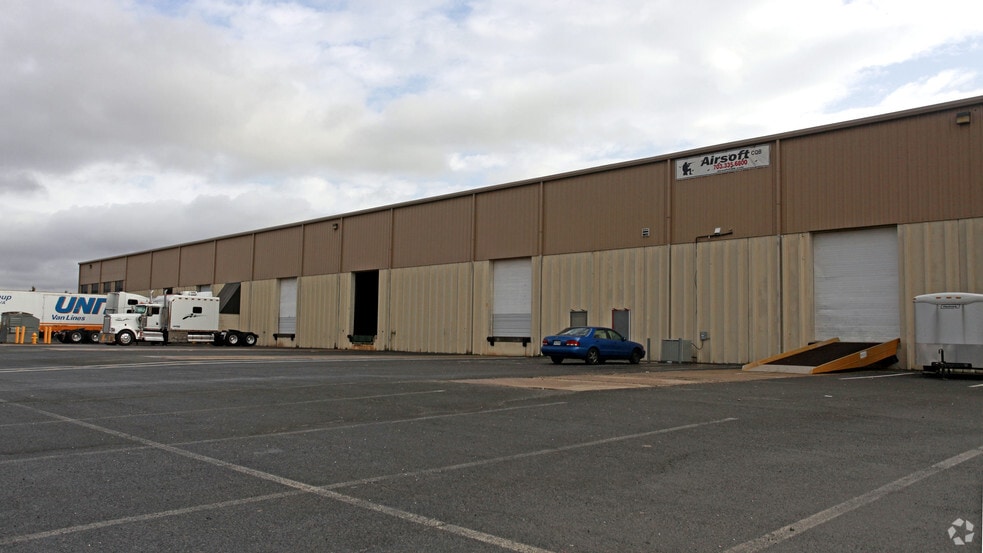 More Photos Of 10902-10904 Carolina Dr, Manassas Warehouse For Lease