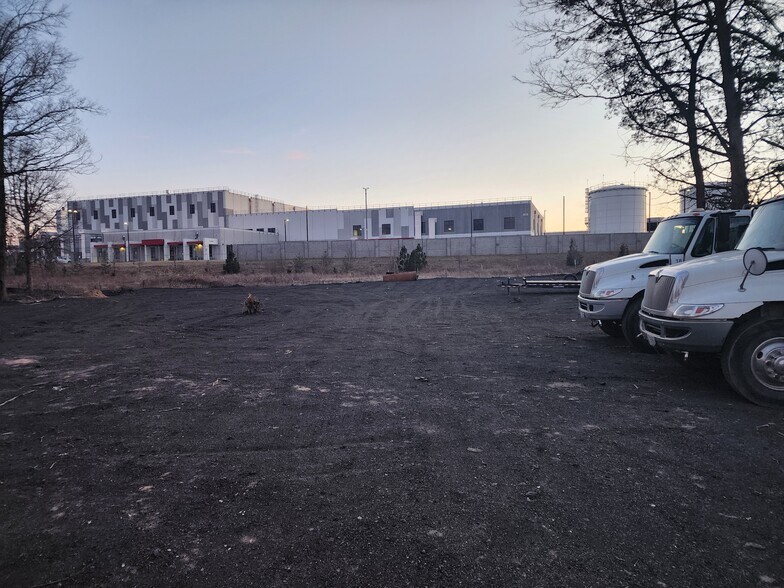 More Photos Of 25119-25137 Arcola Mills Dr, Sterling Land For Lease