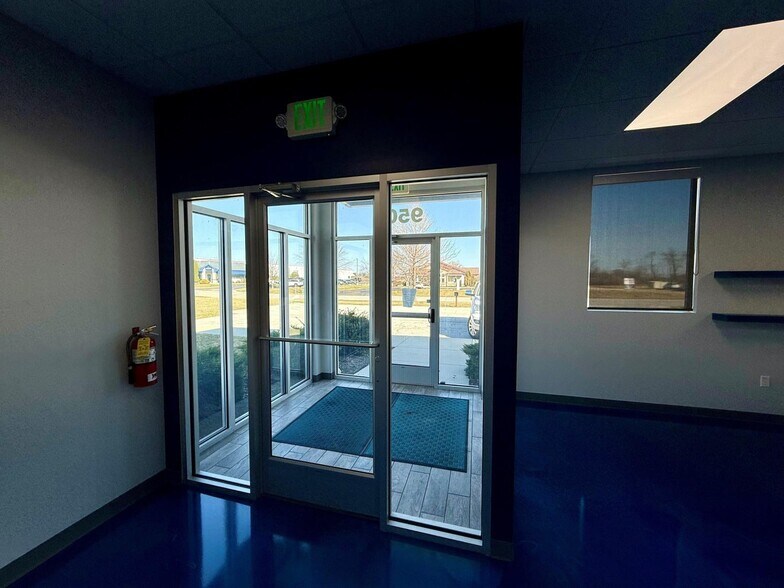 More Photos Of 950 Transport Dr, Valparaiso Flex For Lease