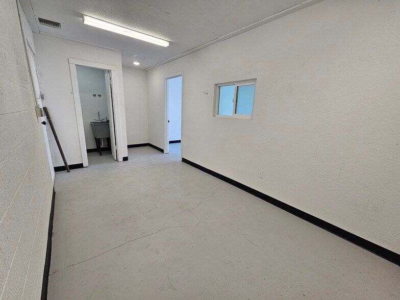 More Photos Of 2045 Plaza Dr, Bullhead City Flex For Lease
