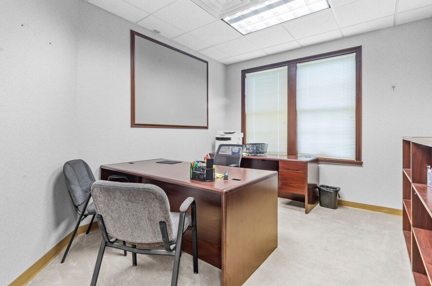 More Photos Of 9963 Crosspoint Blvd, Indianapolis Office For Sale