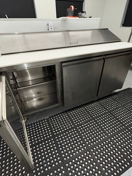 More Photos Of 1002 Cross st, Robinson Restaurant For Sale