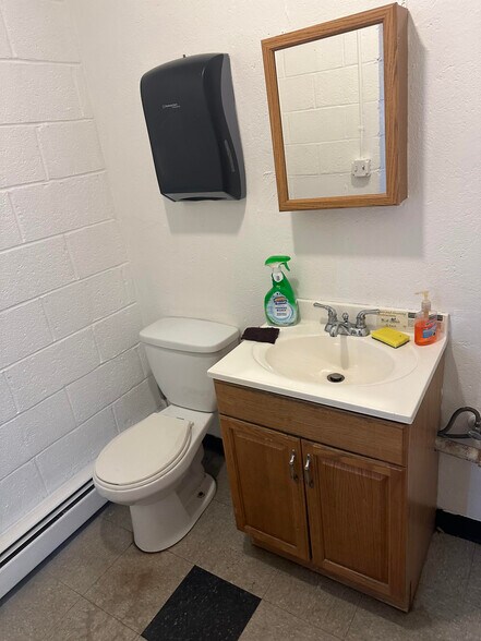 More Photos Of 180 Sargeant Ave, Clifton Warehouse For Lease