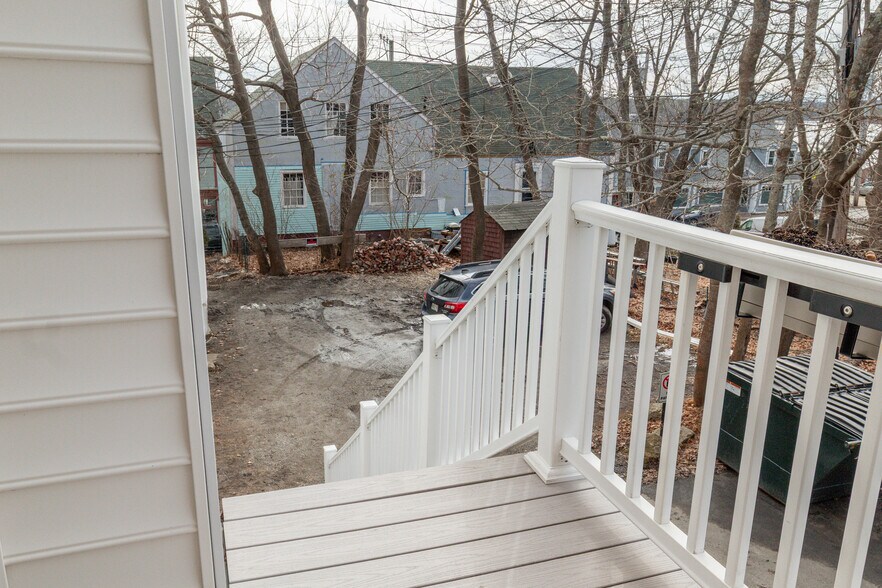 More Photos Of 72 Main St, Wiscasset Storefront Retail Residential For Sale