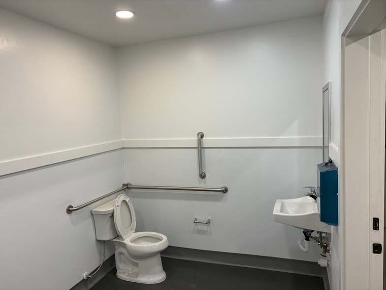 More Photos Of 85483-85485 Hwy 99, Eugene Industrial For Lease