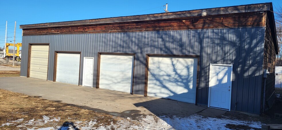 More Photos Of 834 8th st, Lincoln Industrial For Lease