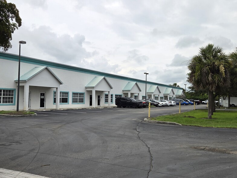 More Photos Of 3550 Work Dr, Fort Myers Showroom For Lease
