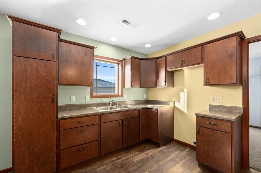 More Photos Of 504 N 16th St, Beresford Office For Sale