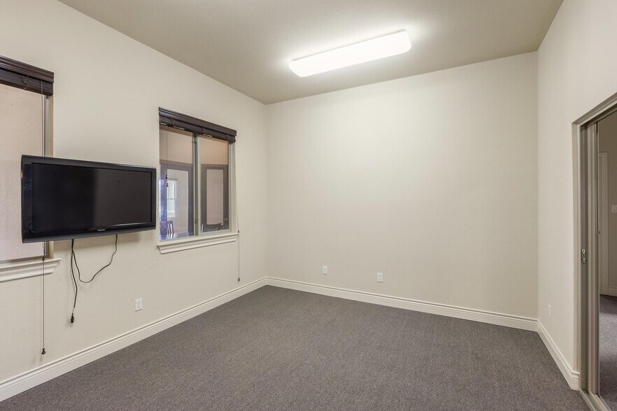 More Photos Of 105 Applewood Dr, Cedar Creek Office For Sale