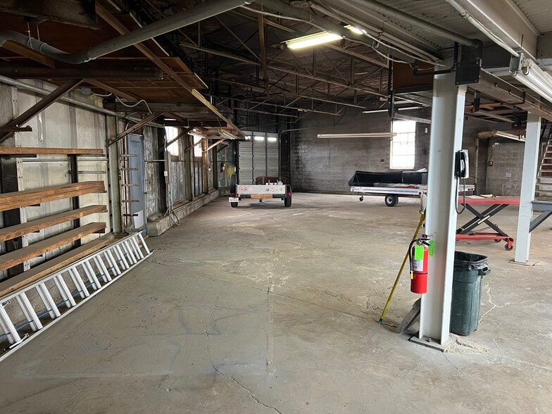 More Photos Of 636 Third Ave, Dallas Warehouse For Sale