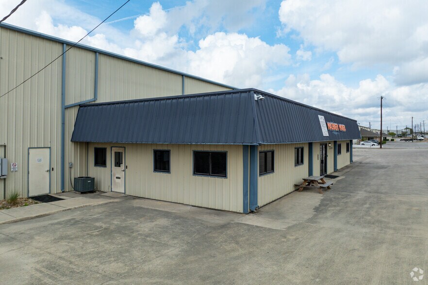 More Photos Of 1300 Goforth Rd, Kyle Warehouse For Lease