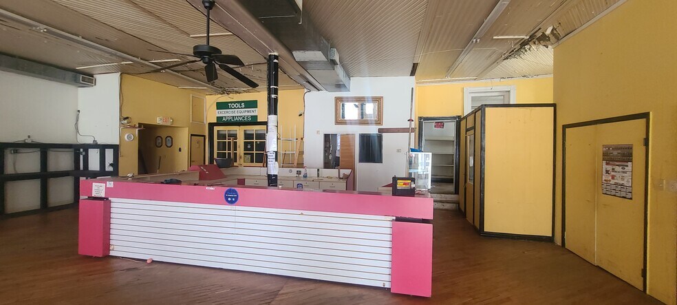 More Photos Of 400 S Main St, Emporia Restaurant For Lease