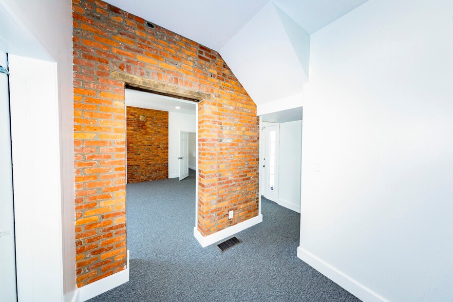 More Photos Of 30-40 E Columbus St, Columbus Unknown For Lease