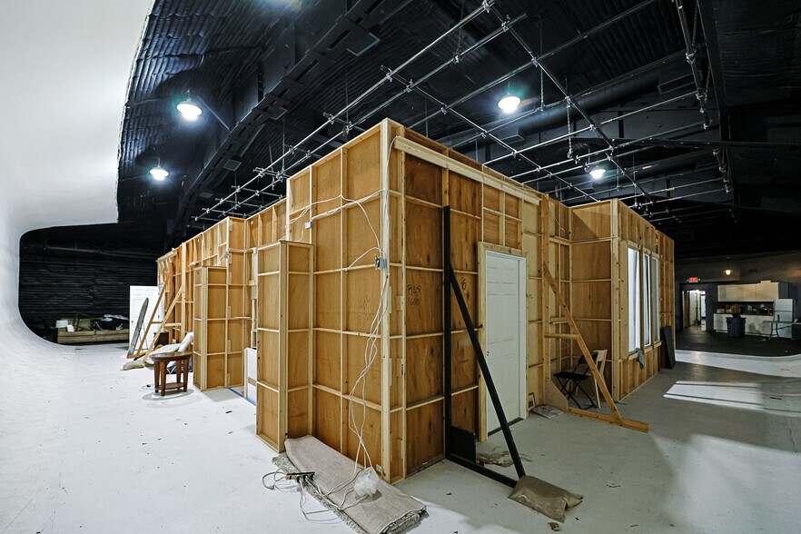 More Photos Of 1041 N Mansfield Ave, Los Angeles Light Distribution For Sale