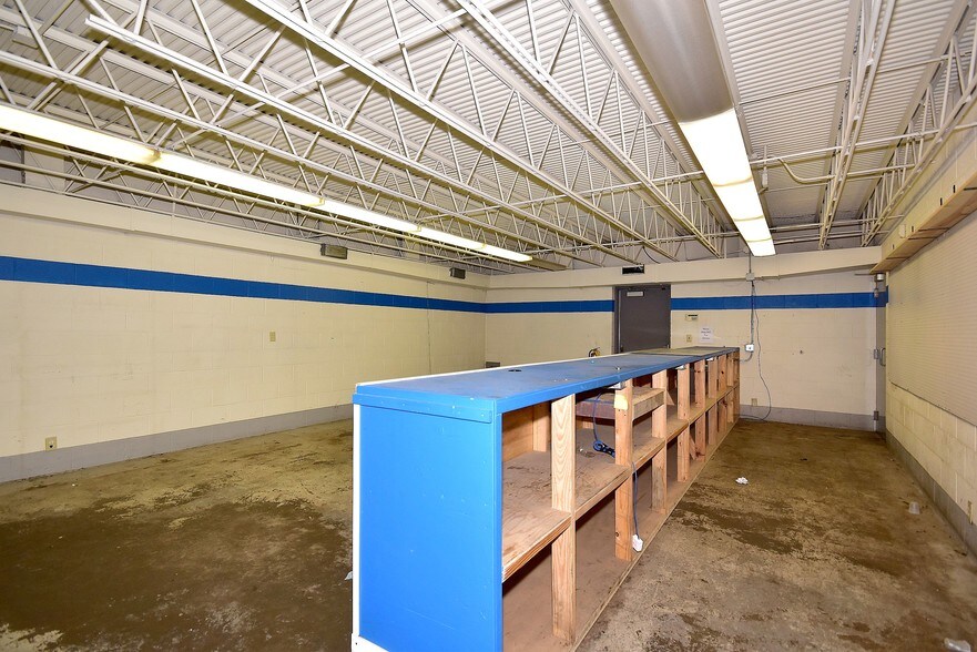 More Photos Of 420 Woodruff Rd, Joliet Warehouse For Lease