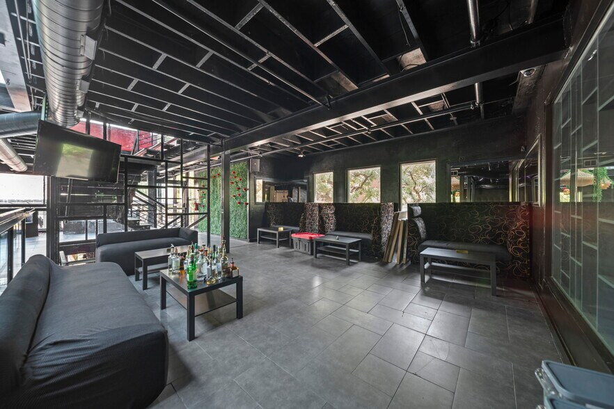 More Photos Of 1916 Baldwin St, Houston Bar For Lease