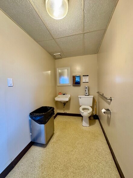 More Photos Of 2015 E Main St, Gas City Flex For Sale