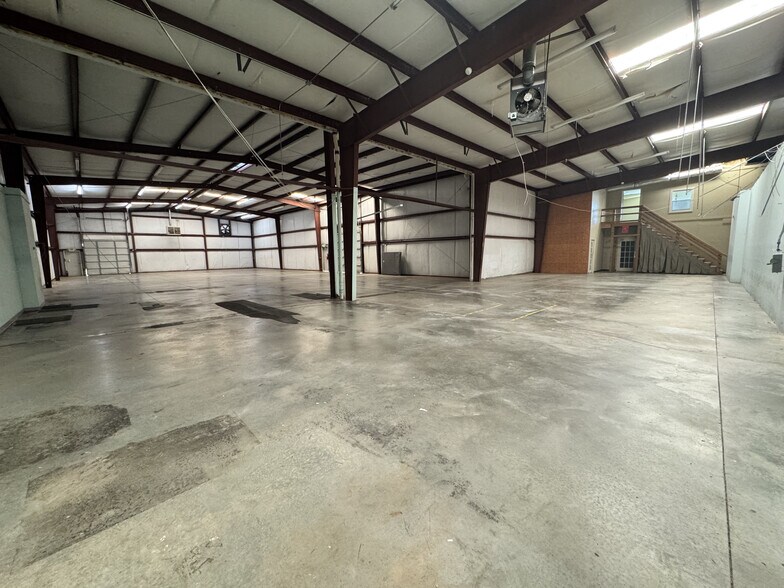 More Photos Of 9 Ellwood Ct, Greenville Warehouse For Lease