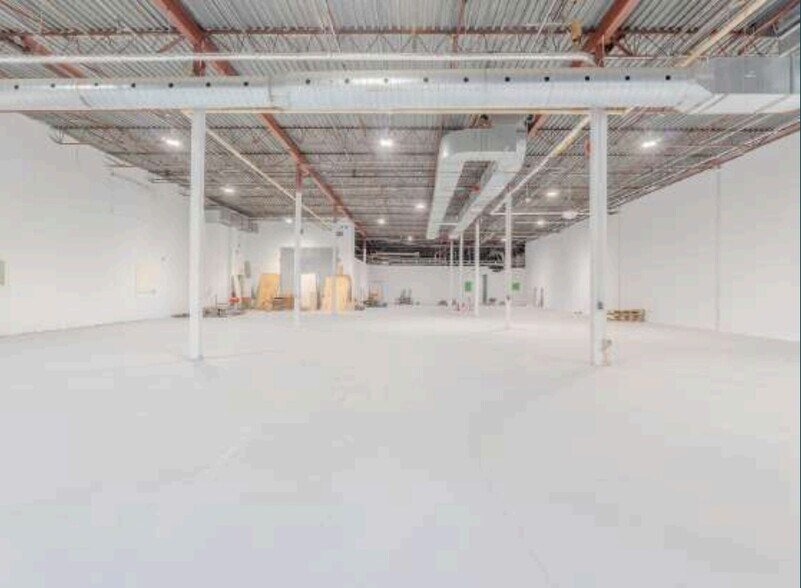More Photos Of 5655 Rue de Marseille, Montréal Light Distribution For Lease