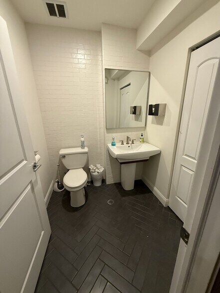 More Photos Of 106 N Aberdeen St, Chicago Office Residential For Sale