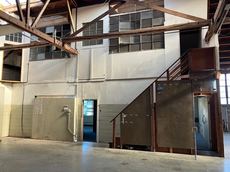 More Photos Of 1036 Ashby Ave, Berkeley Showroom For Lease