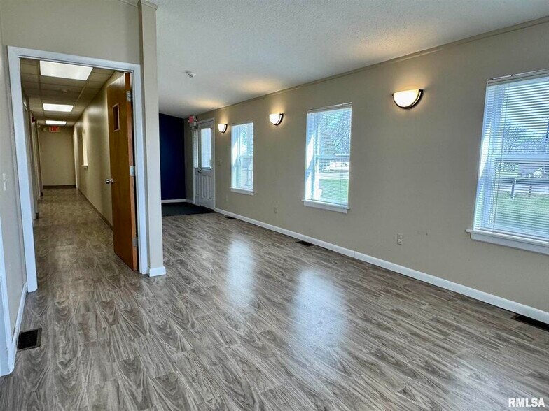 More Photos Of 130 N Broadway St, Table Grove Flex For Sale