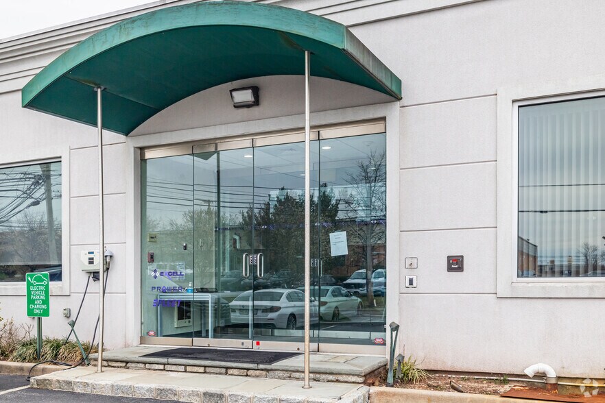 More Photos Of 111 Express St, Plainview Office For Sale