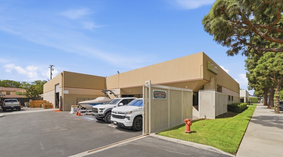 More Photos Of 636 Poinsettia St, Santa Ana Warehouse For Sale