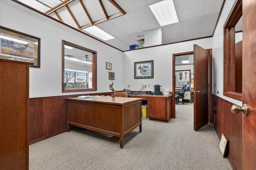 More Photos Of 111 SE Frank Phillips Blvd, Bartlesville Office For Sale