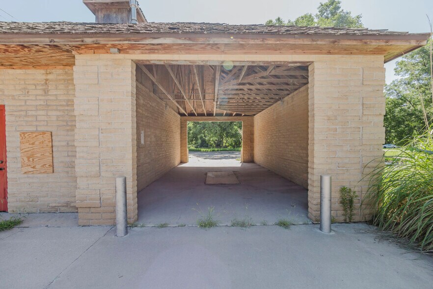 More Photos Of 220 N 2nd Ave, Mulvane Carwash For Sale
