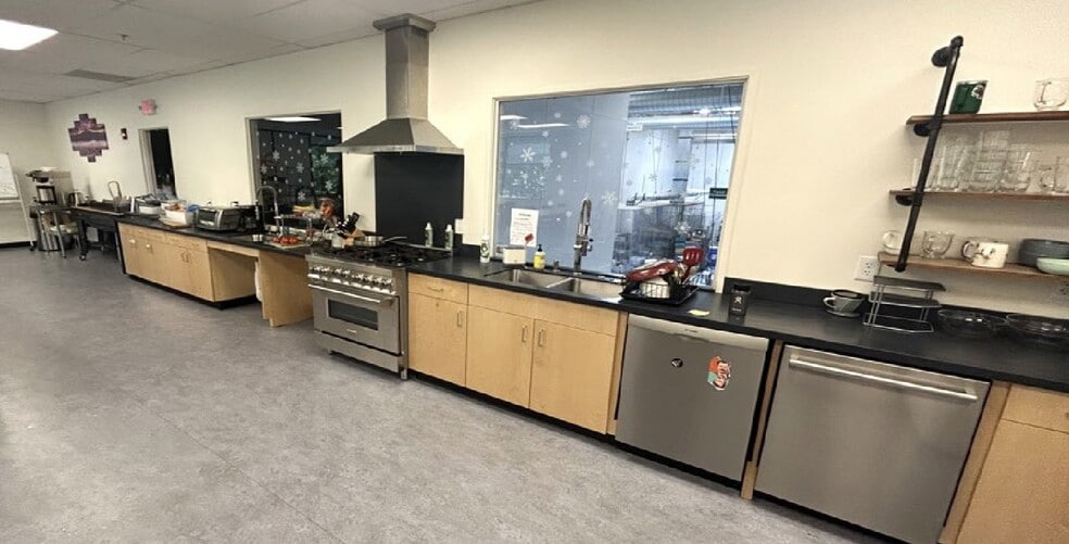 More Photos Of 16427 NE Airport Way, Portland Warehouse For Sale